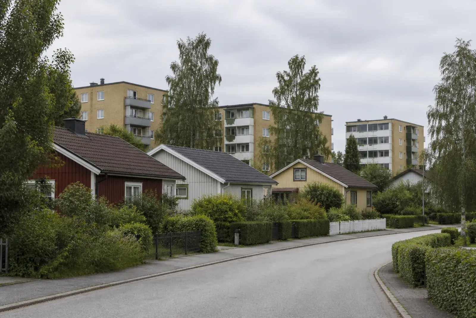 Villor i förgrunden med flerfamiljshus från 1960- och 70-talet bakom, typiskt för den blandade bebyggelsen i Ronna